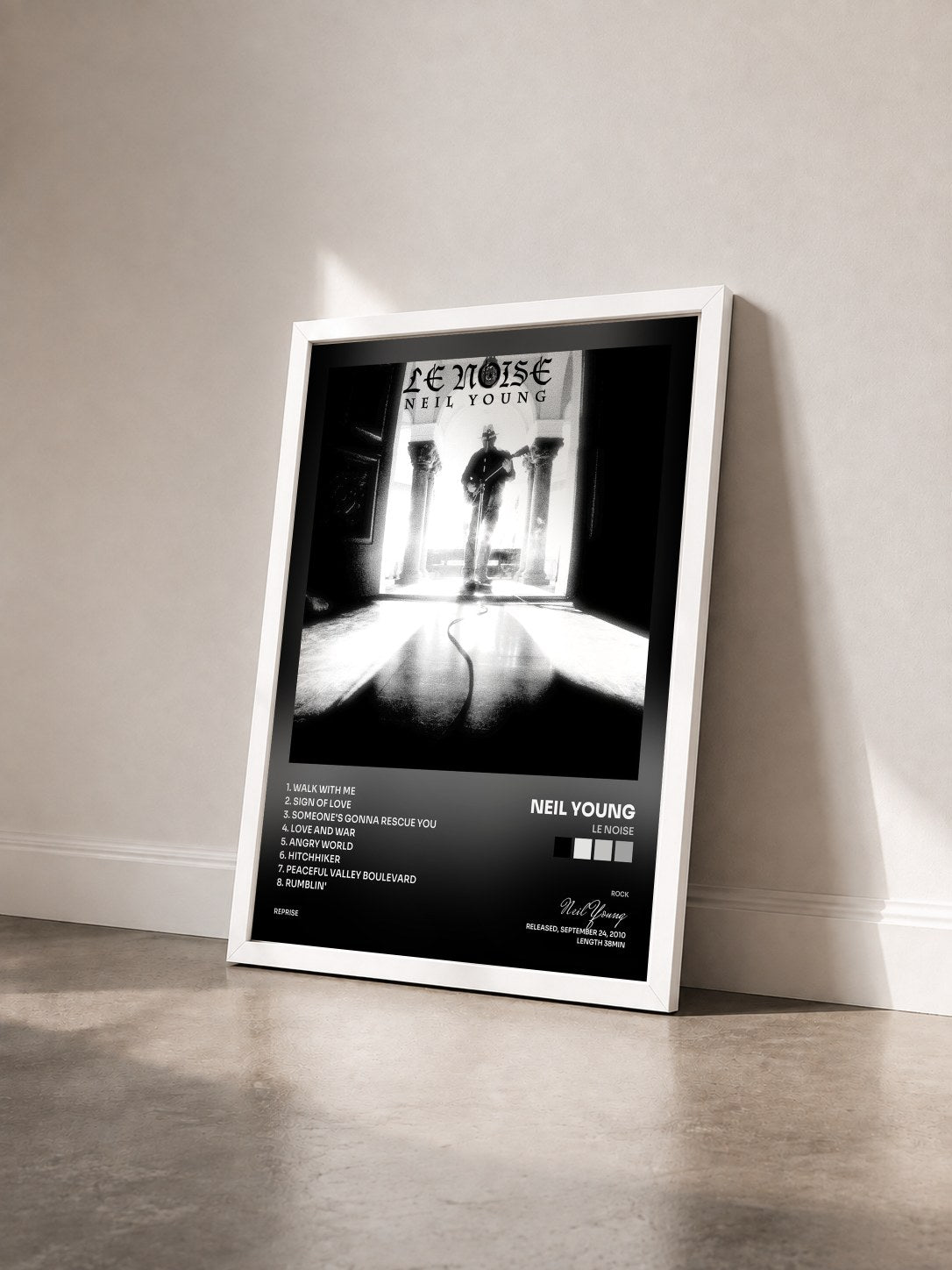 #blanc Tableau de l'album Le Noise de Neil Young vu de trois quarts, cadre blanc