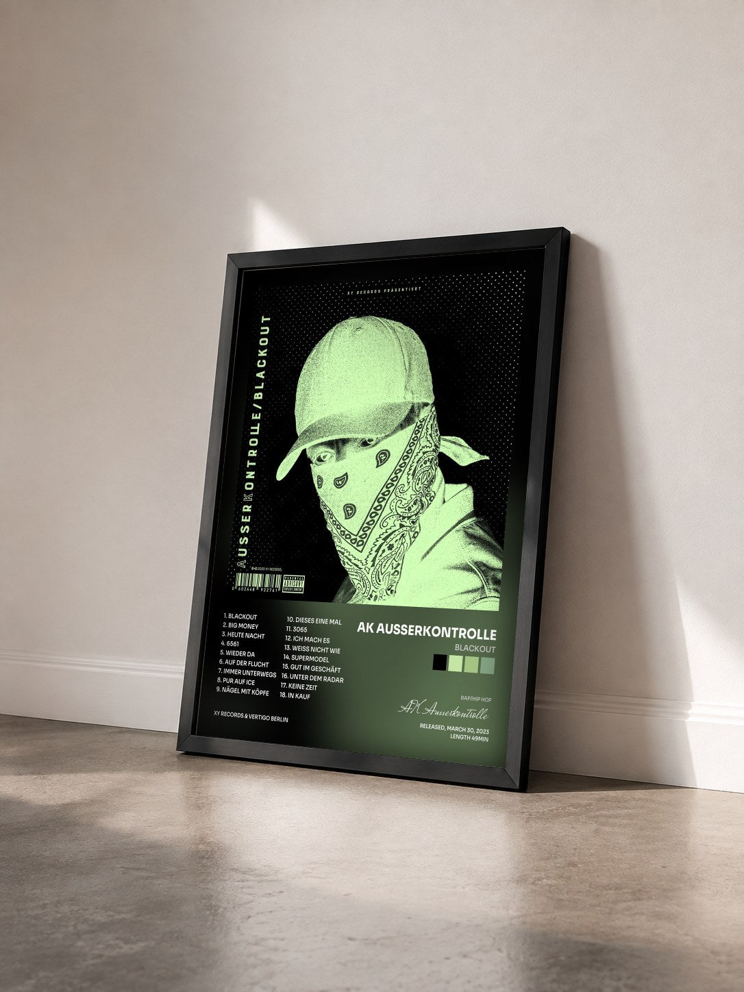 #noir Tableau de l'album BLACKOUT de AK Ausserkontrolle vu de trois quarts, cadre noir