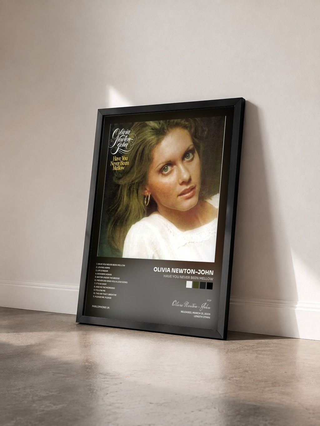 #noir Tableau de l'album Have You Never Been Mellow de Olivia Newton-John vu de trois quarts, cadre noir