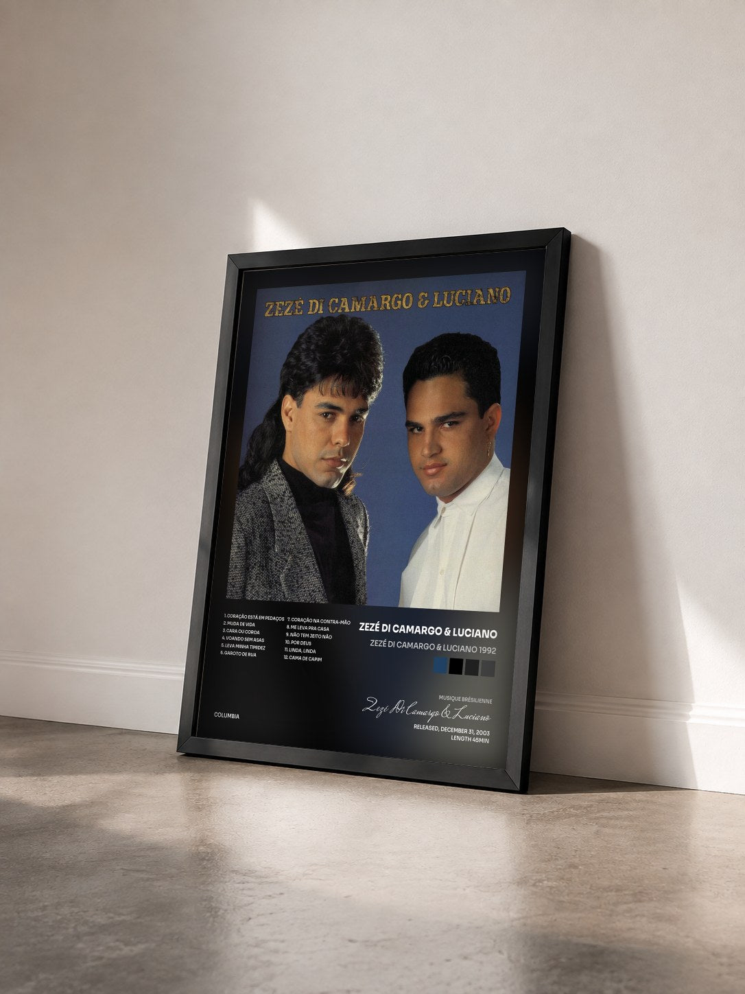 #noir Tableau de l'album Zezé Di Camargo & Luciano 1992 de Zezé Di Camargo & Luciano vu de trois quarts, cadre noir