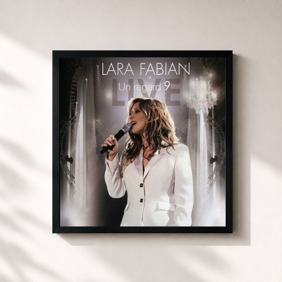 #noir Un Regard 9 di Lara Fabian in stampa quadrata incorniciata, cornice nera 32x32 cm