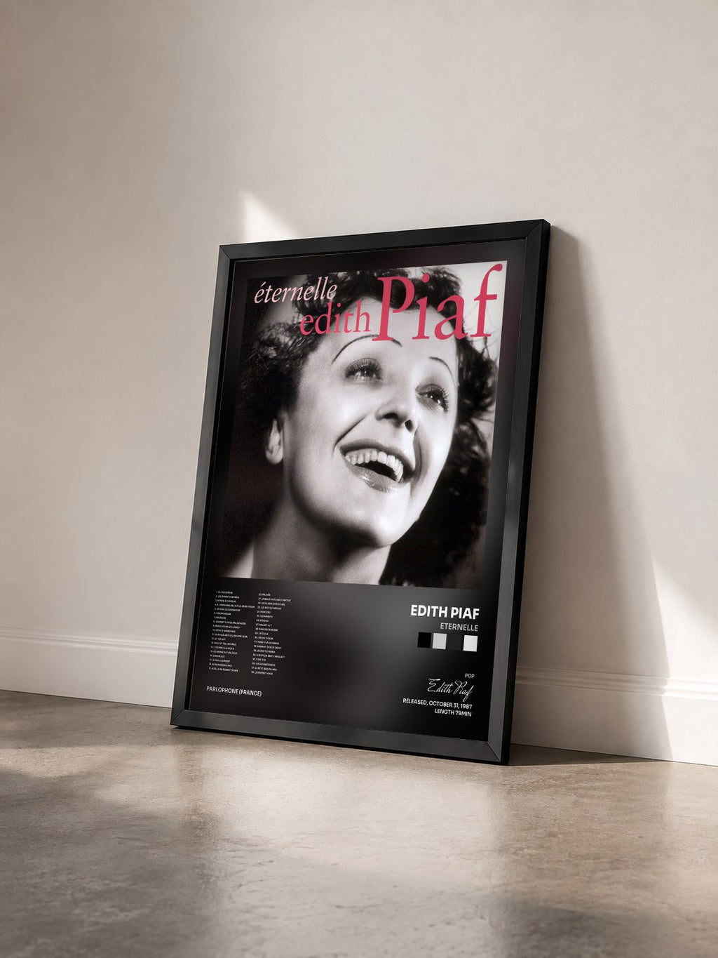 #noir Tableau de l'album Eternelle de Edith Piaf vu de trois quarts, cadre noir