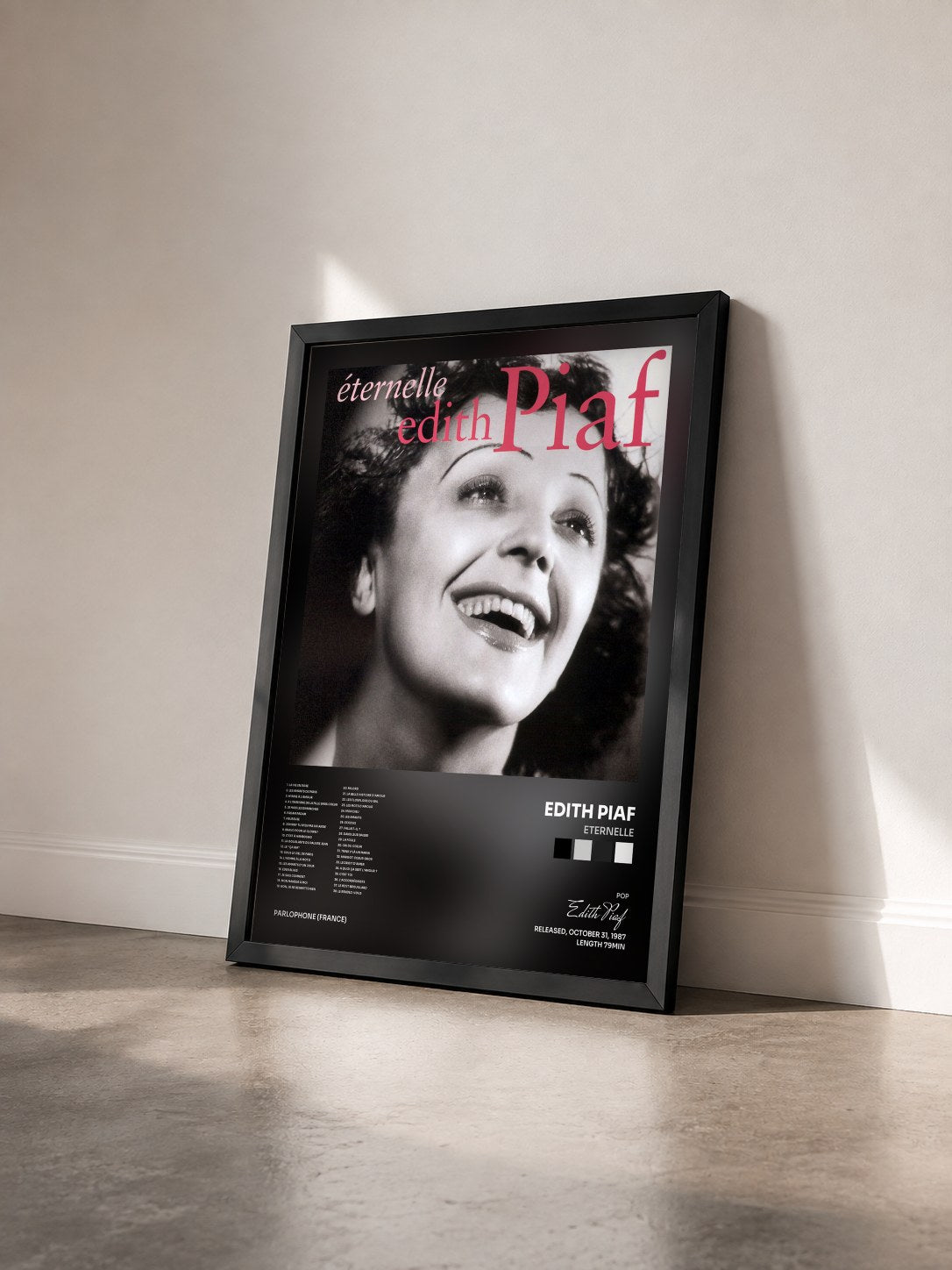 #noir Tableau de l'album Eternelle de Edith Piaf vu de trois quarts, cadre noir