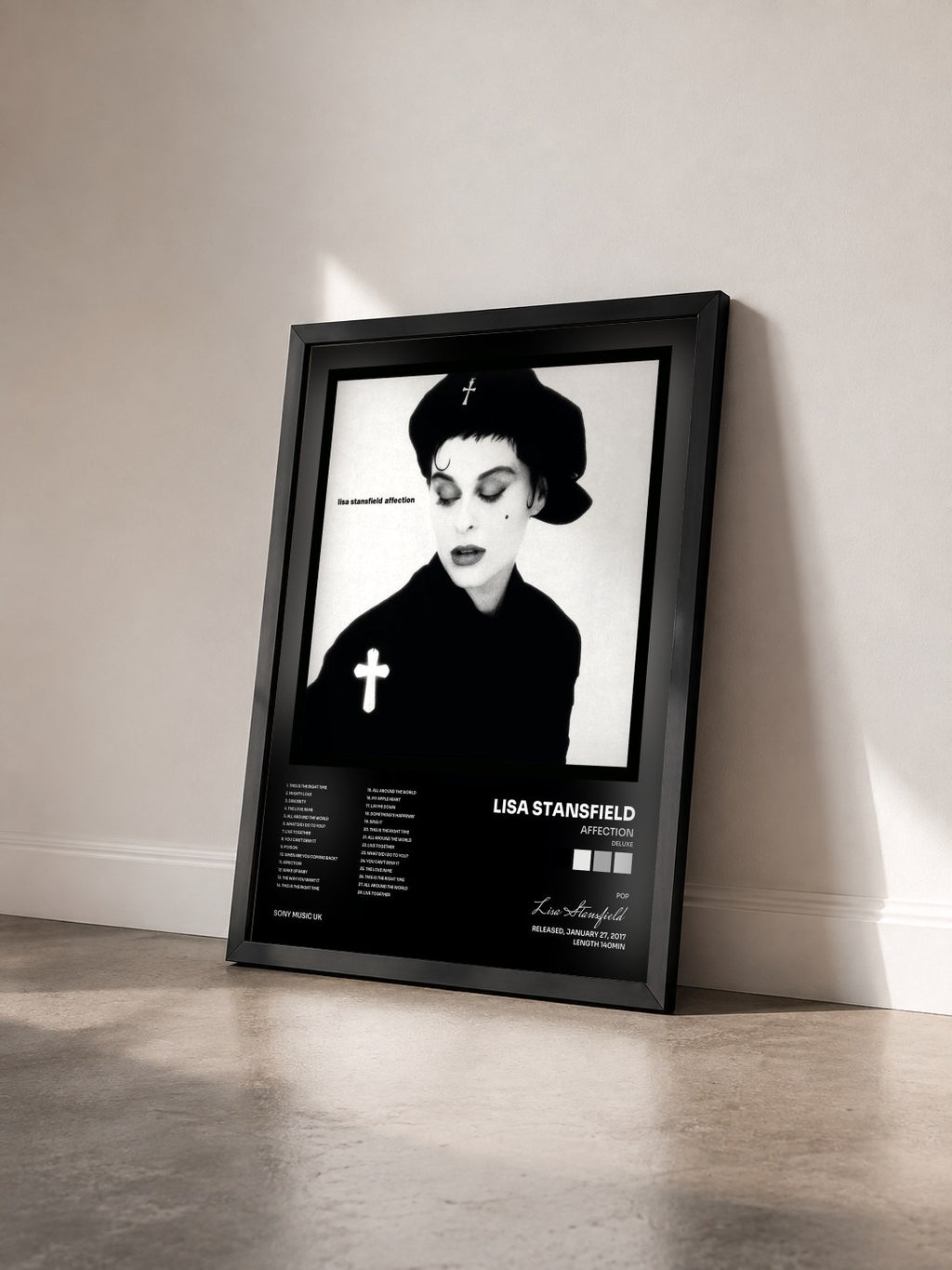 #noir Affection (Deluxe) von Lisa Stansfield als gerahmter Kunstdruck von schräg gesehen, schwarzer Rahmen