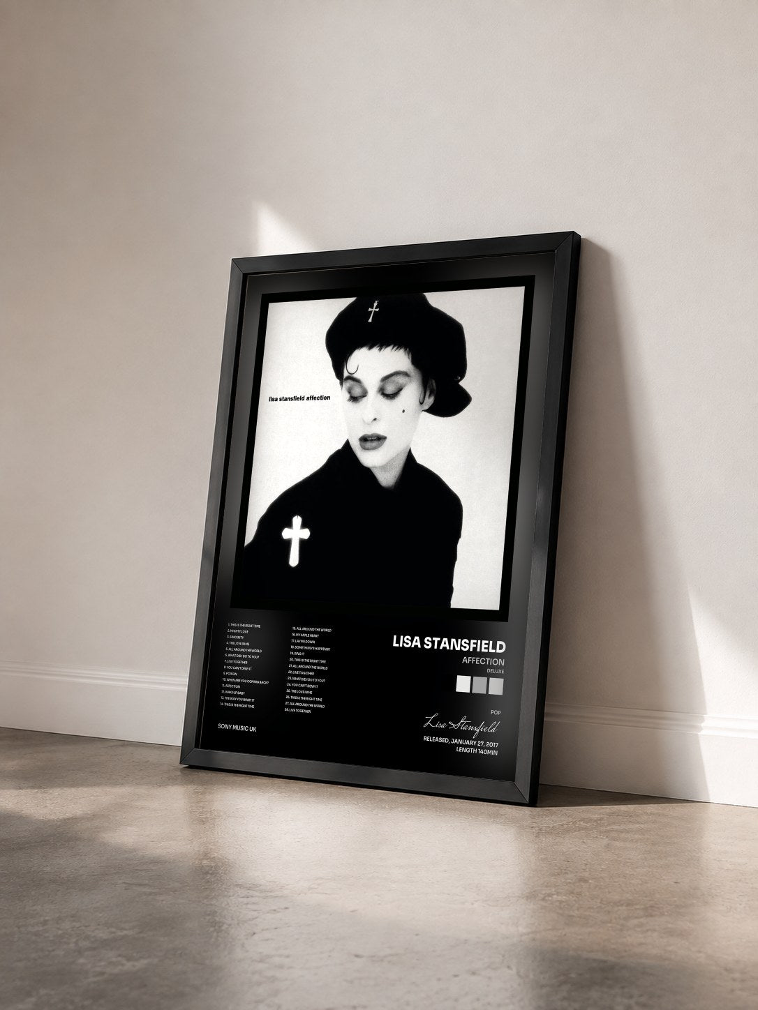 #noir Tableau de l'album Affection (Deluxe) de Lisa Stansfield vu de trois quarts, cadre noir