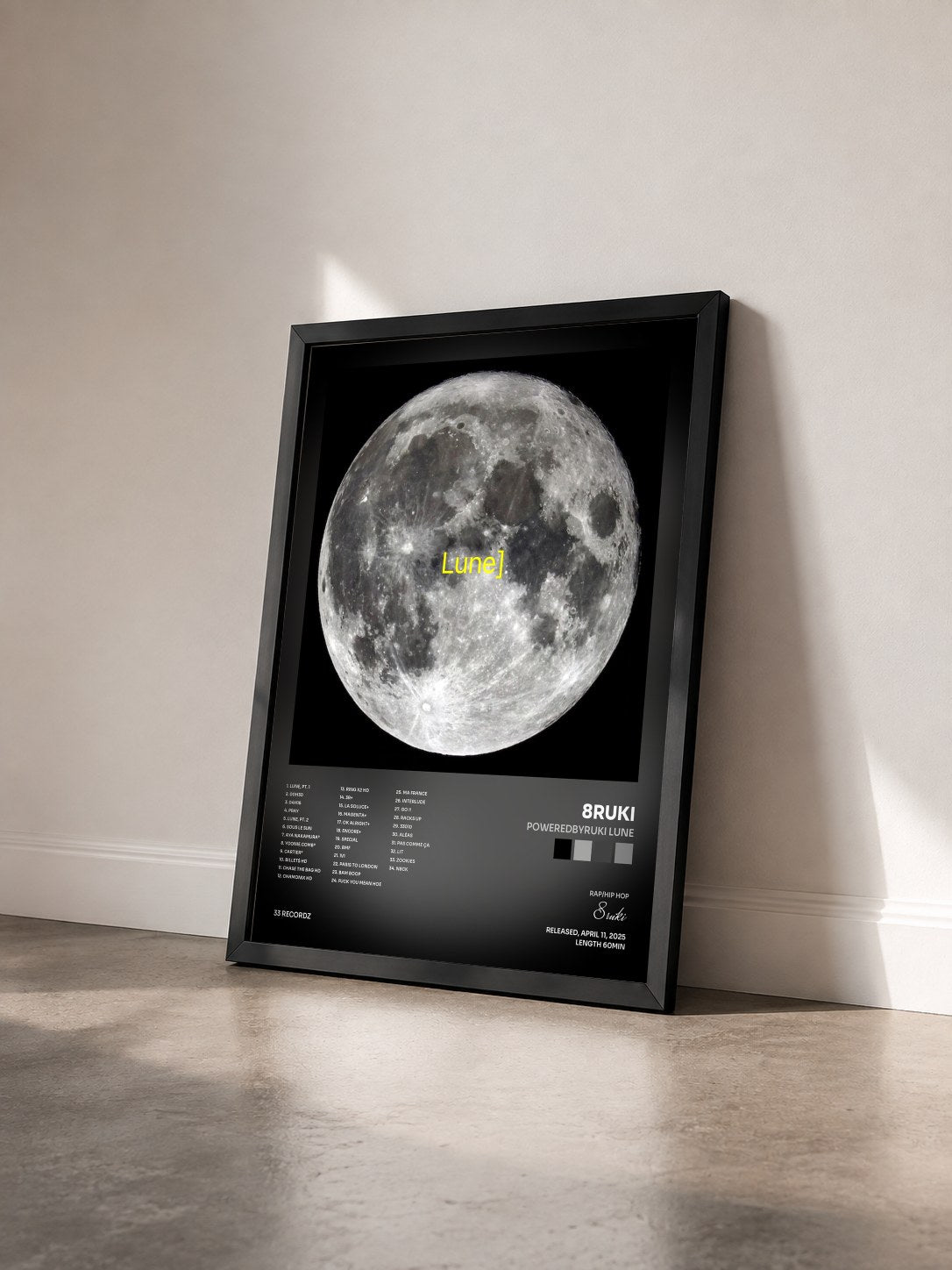#noir Tableau de l'album PoweredByRuki Lune de 8ruki vu de trois quarts, cadre noir