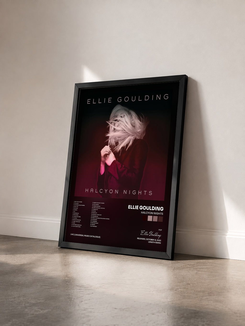 #noir Tableau de l'album Halcyon Nights de Ellie Goulding vu de trois quarts, cadre noir