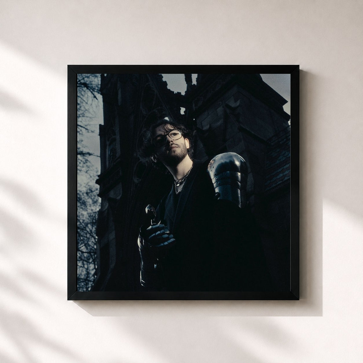 #noir THE CASTLE NEVER FALLS de Chris Grey en lámina cuadrada enmarcada, marco negro de 32x32 cm