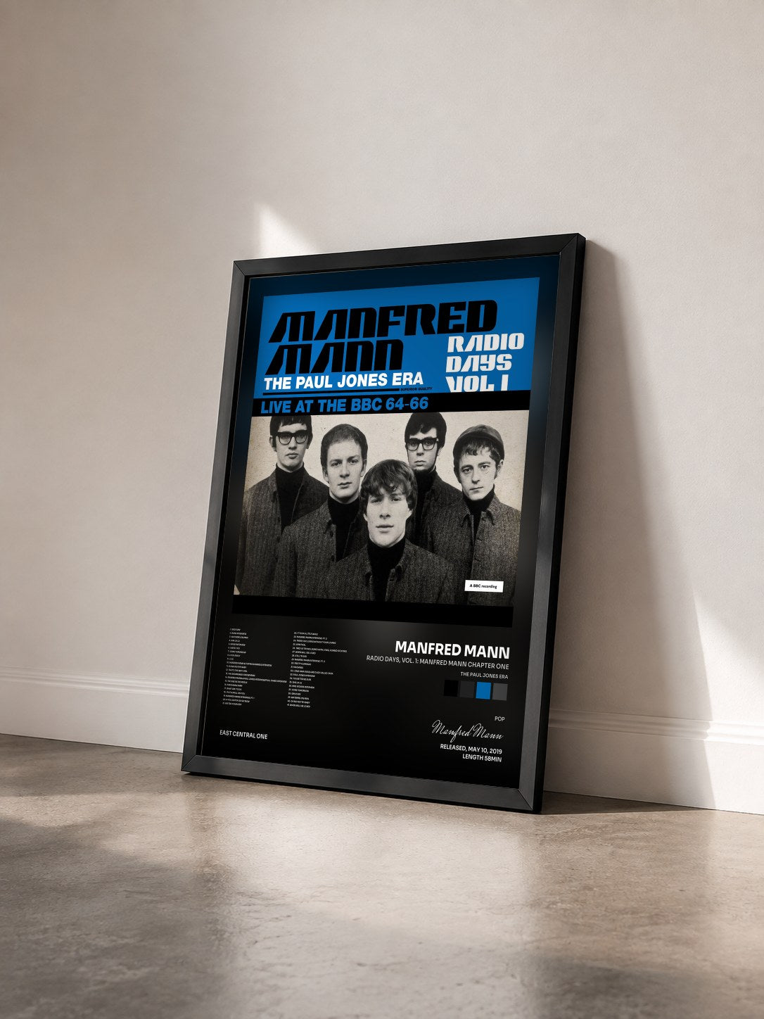 #noir Tableau de l'album Radio Days, Vol. 1: Manfred Mann Chapter One (The Paul Jones Era) de Manfred Mann vu de trois quarts, cadre noir