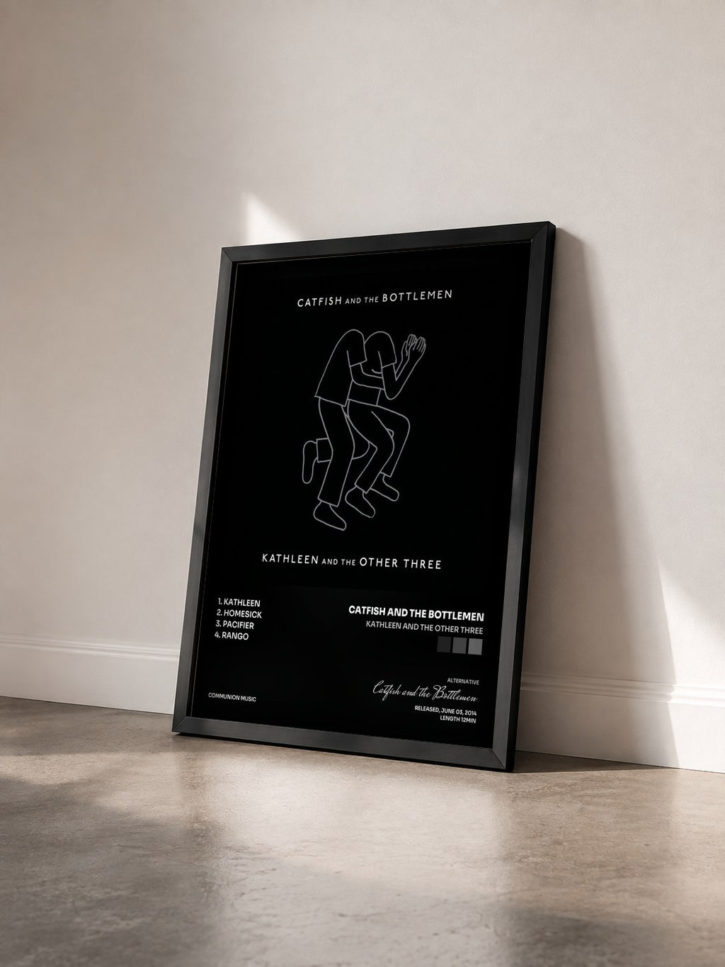 #noir Tableau de l'album Kathleen And The Other Three de Catfish and the Bottlemen vu de trois quarts, cadre noir
