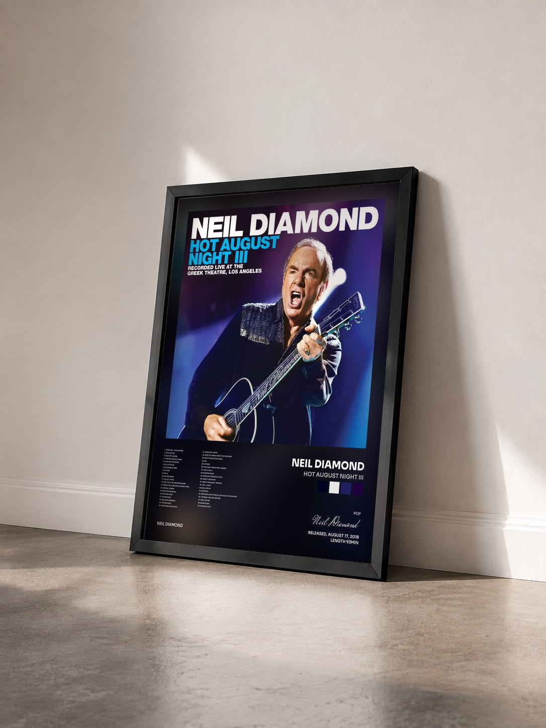 #noir Hot August Night III von Neil Diamond als gerahmter Kunstdruck von schräg gesehen, schwarzer Rahmen