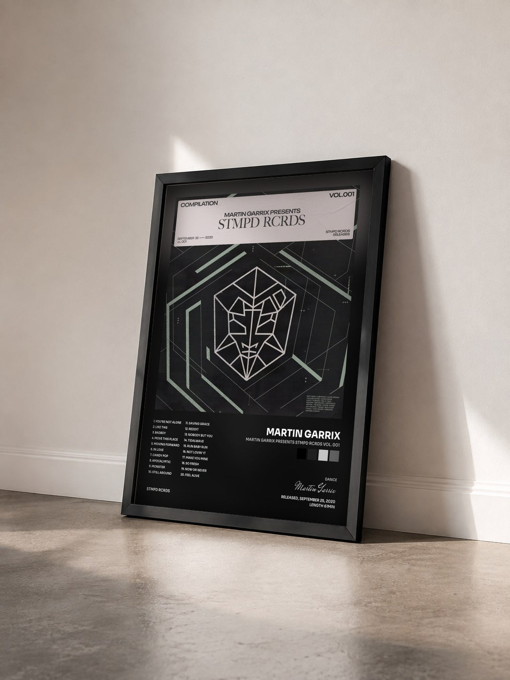 #noir Tableau de l'album Martin Garrix presents STMPD RCRDS Vol. 001 de Martin Garrix vu de trois quarts, cadre noir