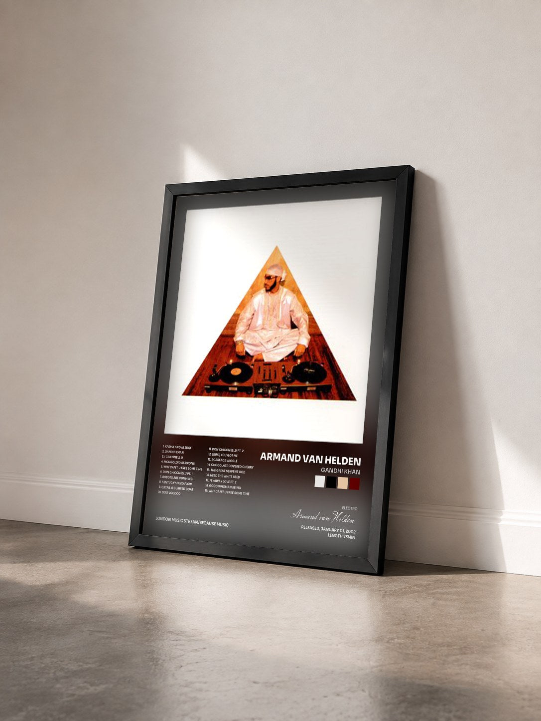 #noir Tableau de l'album Gandhi Khan de Armand van Helden vu de trois quarts, cadre noir