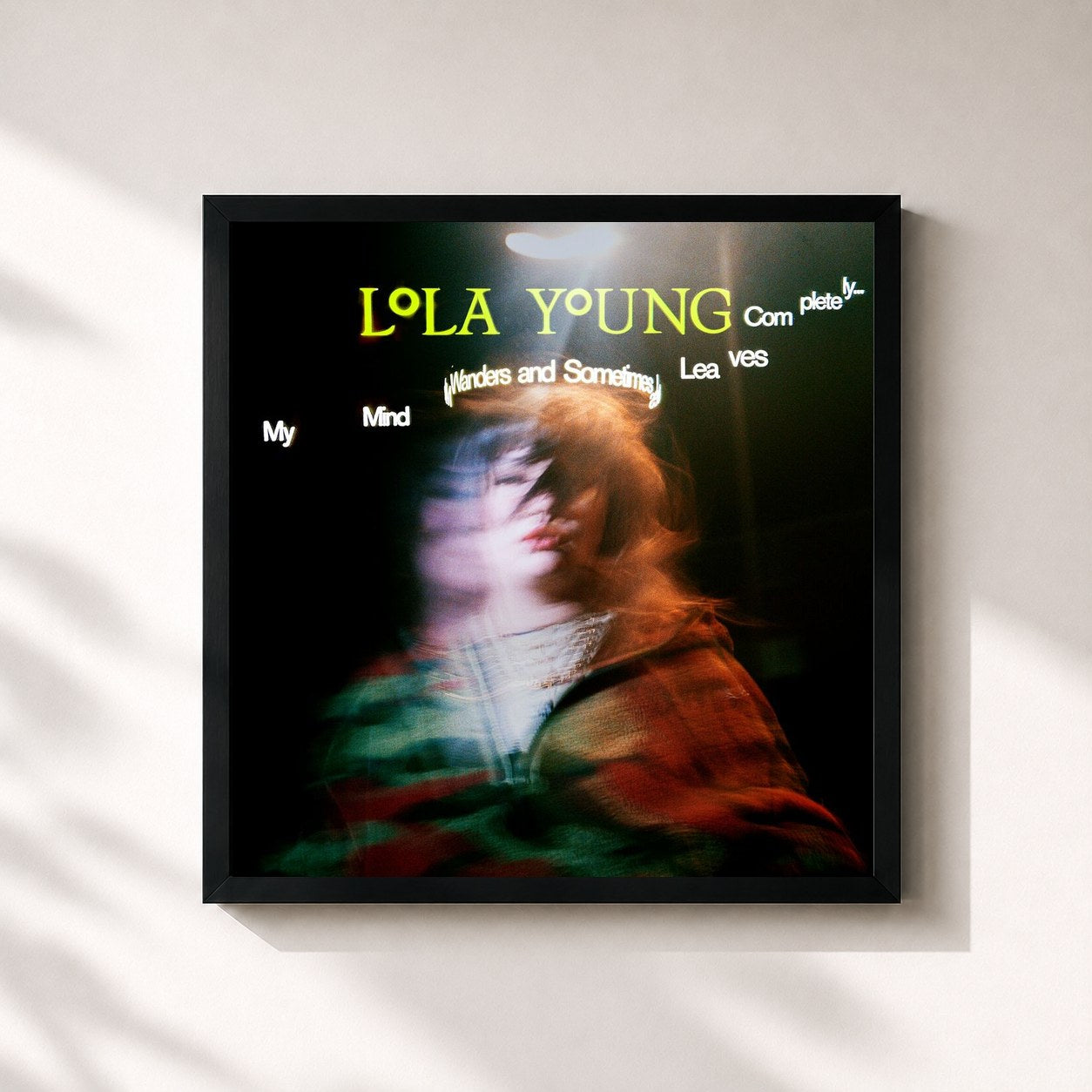 #noir Tableau carré de l'album My Mind Wanders and Sometimes Leaves Completely de Lola Young, cadre noir 32x32 cm