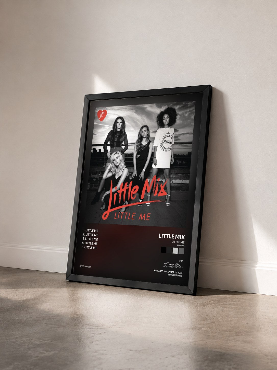 #noir Tableau de l'album Little Me (Remixes) de Little Mix vu de trois quarts, cadre noir