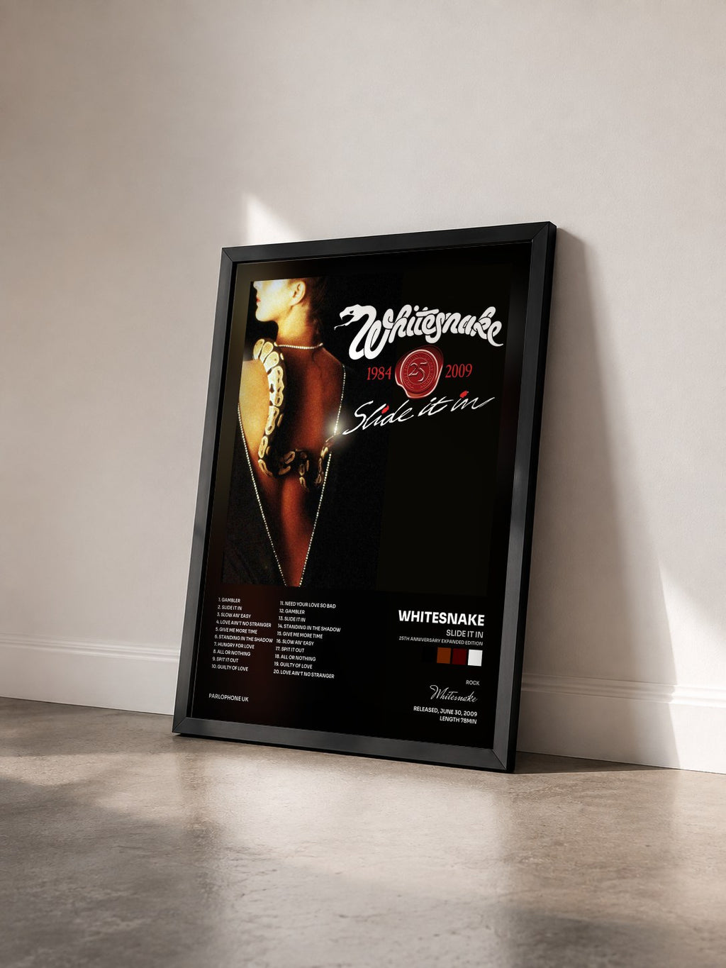 #noir Slide It In (25th Anniversary Expanded Edition) de Whitesnake en lámina enmarcada vista de tres cuartos, marco negro
