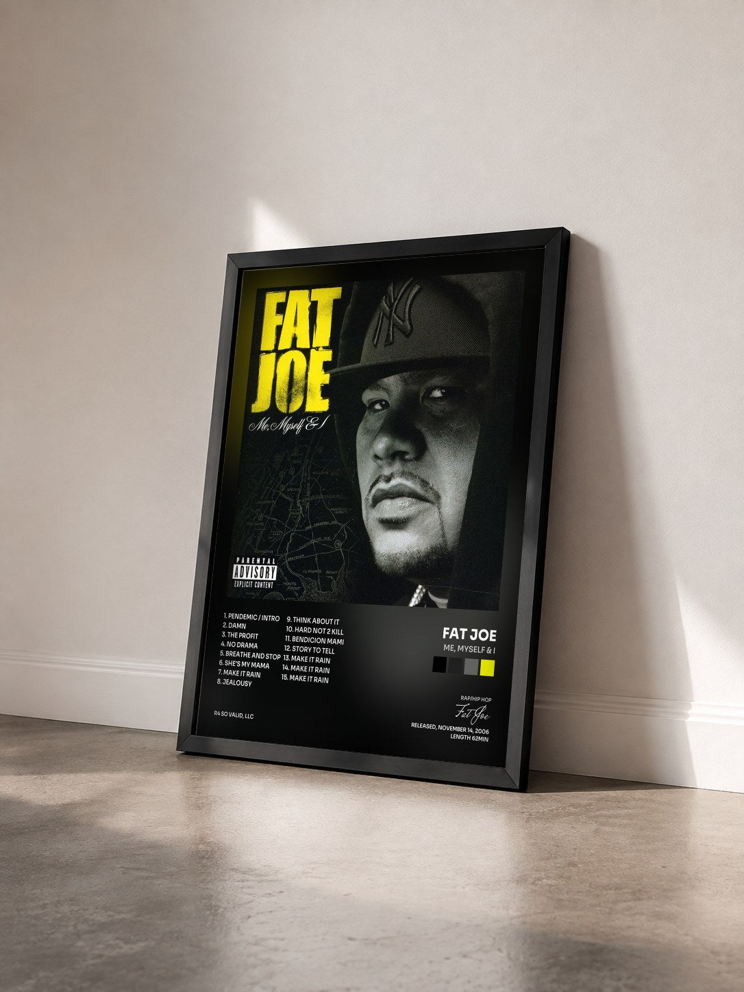 #noir Tableau de l'album Me, Myself & I de Fat Joe vu de trois quarts, cadre noir