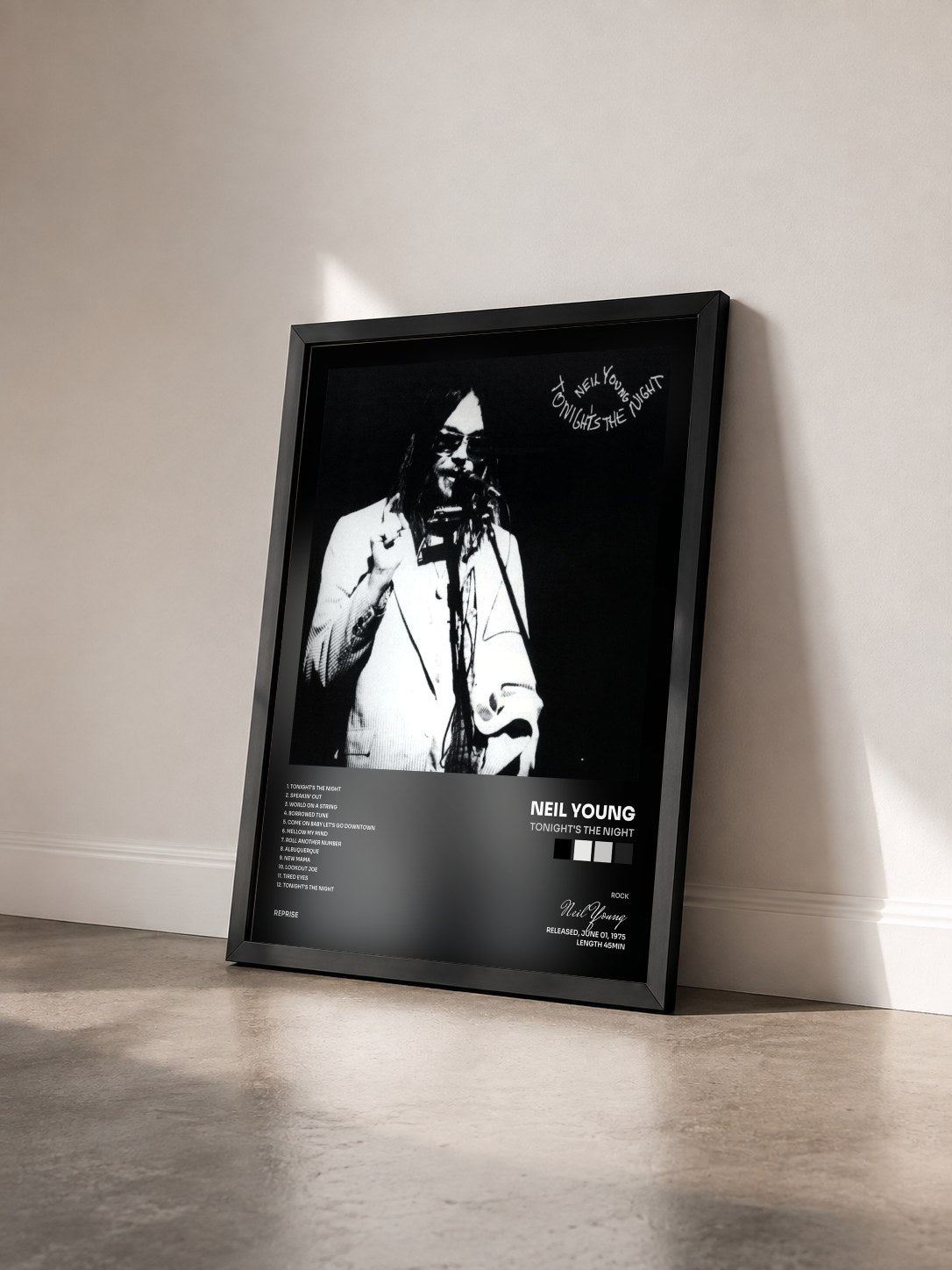 #noir Tableau de l'album Tonight's the Night de Neil Young vu de trois quarts, cadre noir