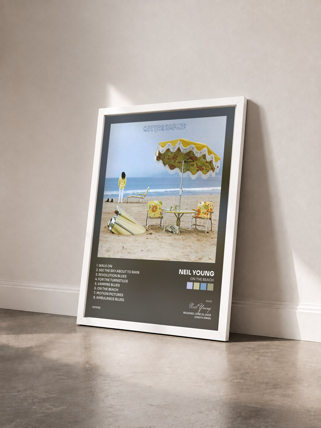 #blanc Tableau de l'album On the Beach de Neil Young vu de trois quarts, cadre blanc