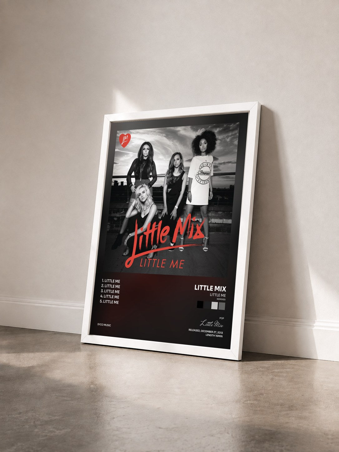 #blanc Tableau de l'album Little Me (Remixes) de Little Mix vu de trois quarts, cadre blanc