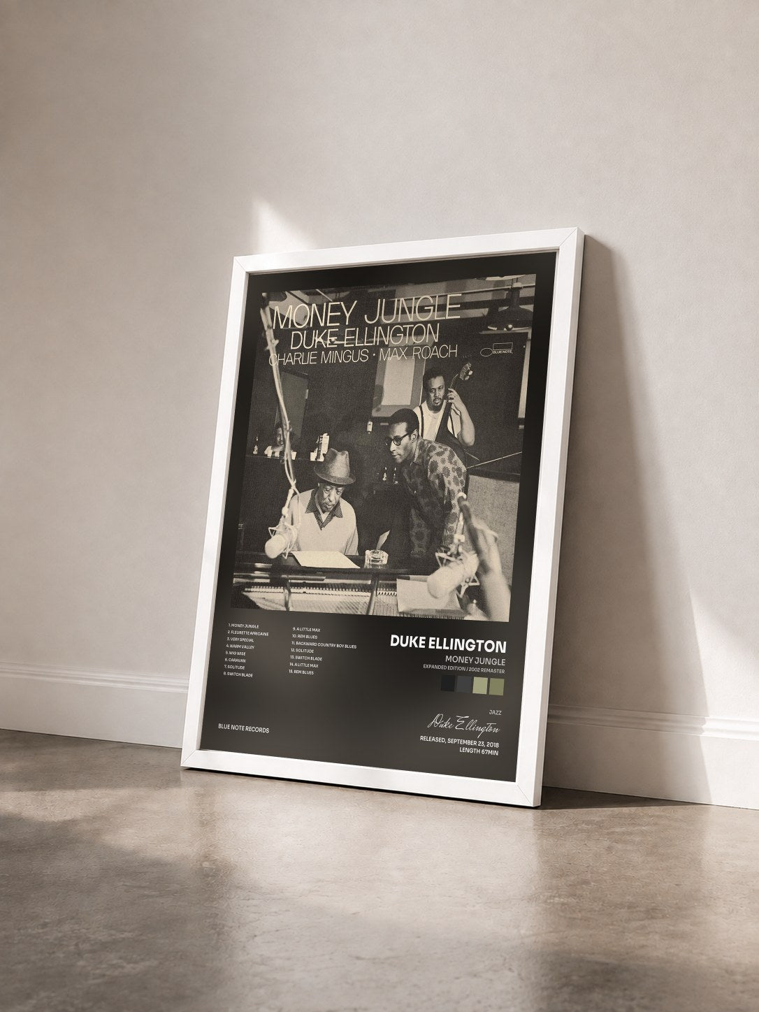 #blanc Tableau de l'album Money Jungle (Expanded Edition / 2002 Remaster) de Duke Ellington vu de trois quarts, cadre blanc