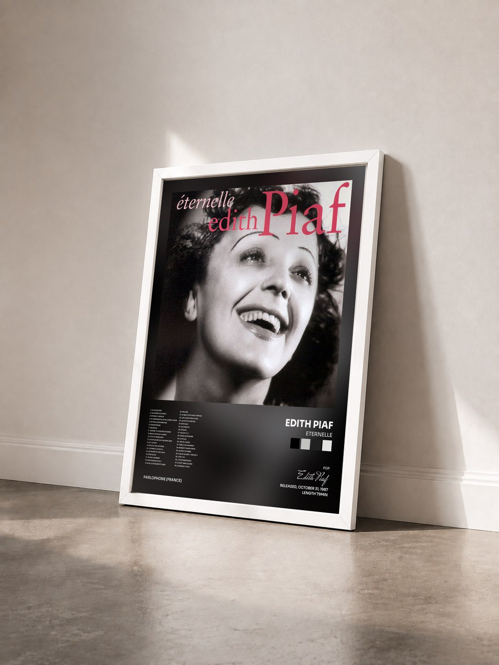 #blanc Tableau de l'album Eternelle de Edith Piaf vu de trois quarts, cadre blanc