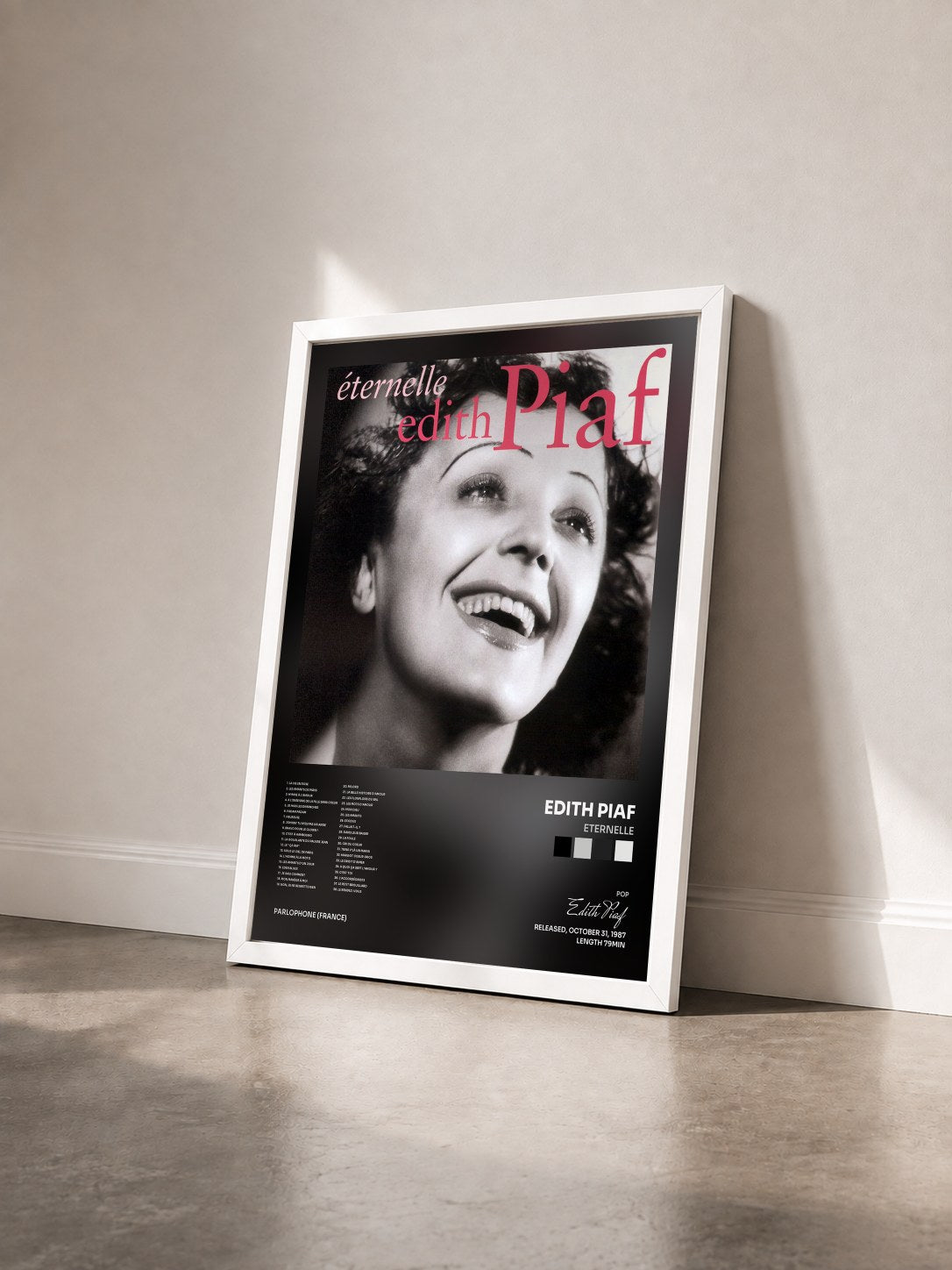 #blanc Tableau de l'album Eternelle de Edith Piaf vu de trois quarts, cadre blanc