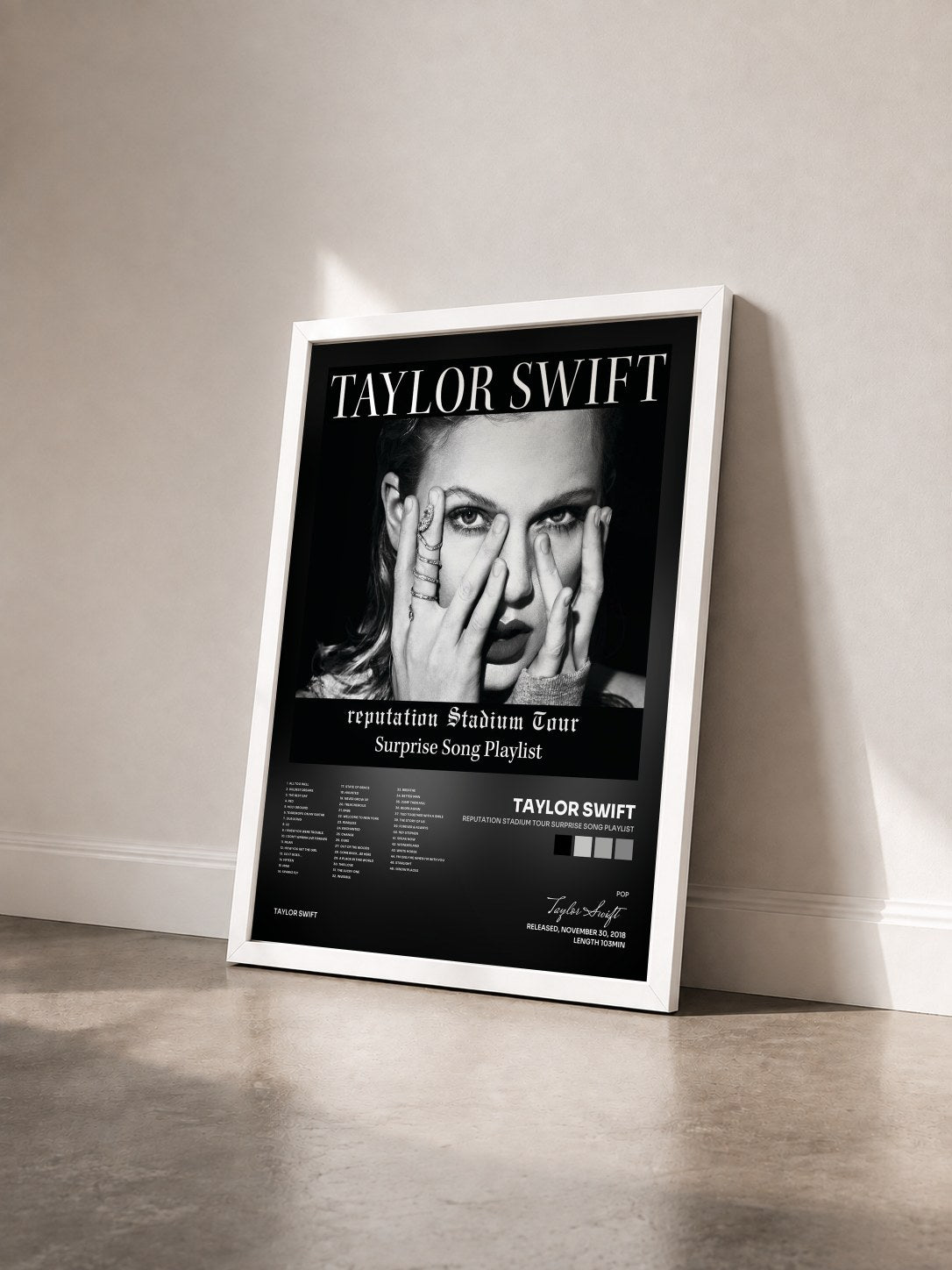#blanc Tableau de l'album reputation Stadium Tour Surprise Song Playlist de Taylor Swift vu de trois quarts, cadre blanc