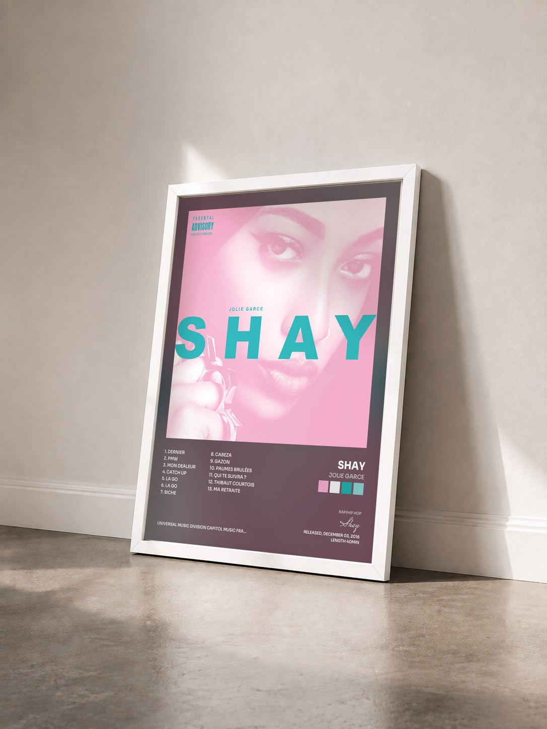 #blanc Tableau de l'album Jolie garce de Shay vu de trois quarts, cadre blanc