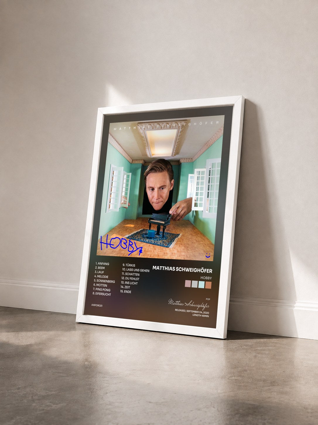 #blanc Tableau de l'album Hobby de Matthias Schweighöfer vu de trois quarts, cadre blanc