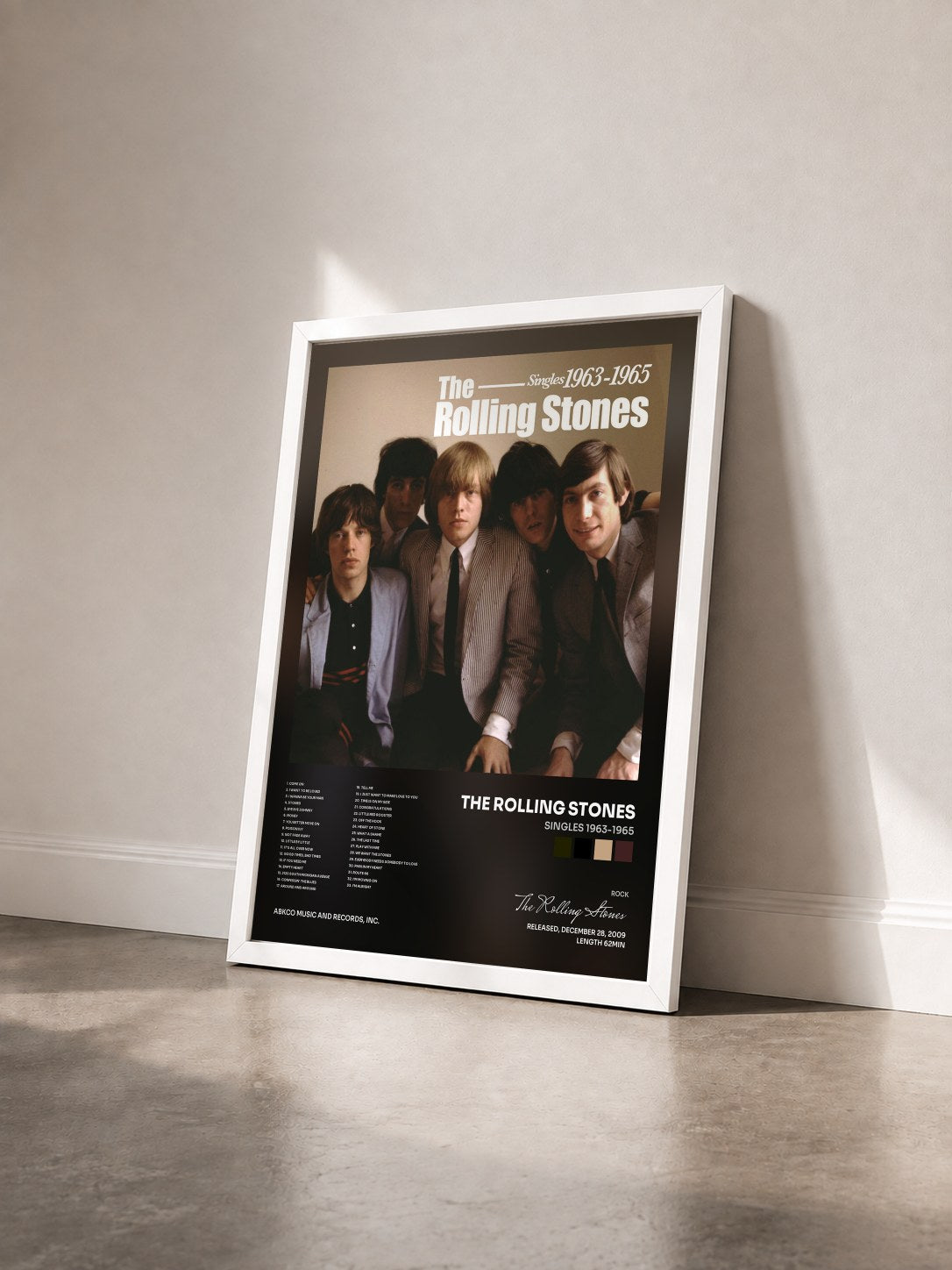 #blanc Singles 1963-1965 de The Rolling Stones en lámina enmarcada vista de tres cuartos, marco blanco