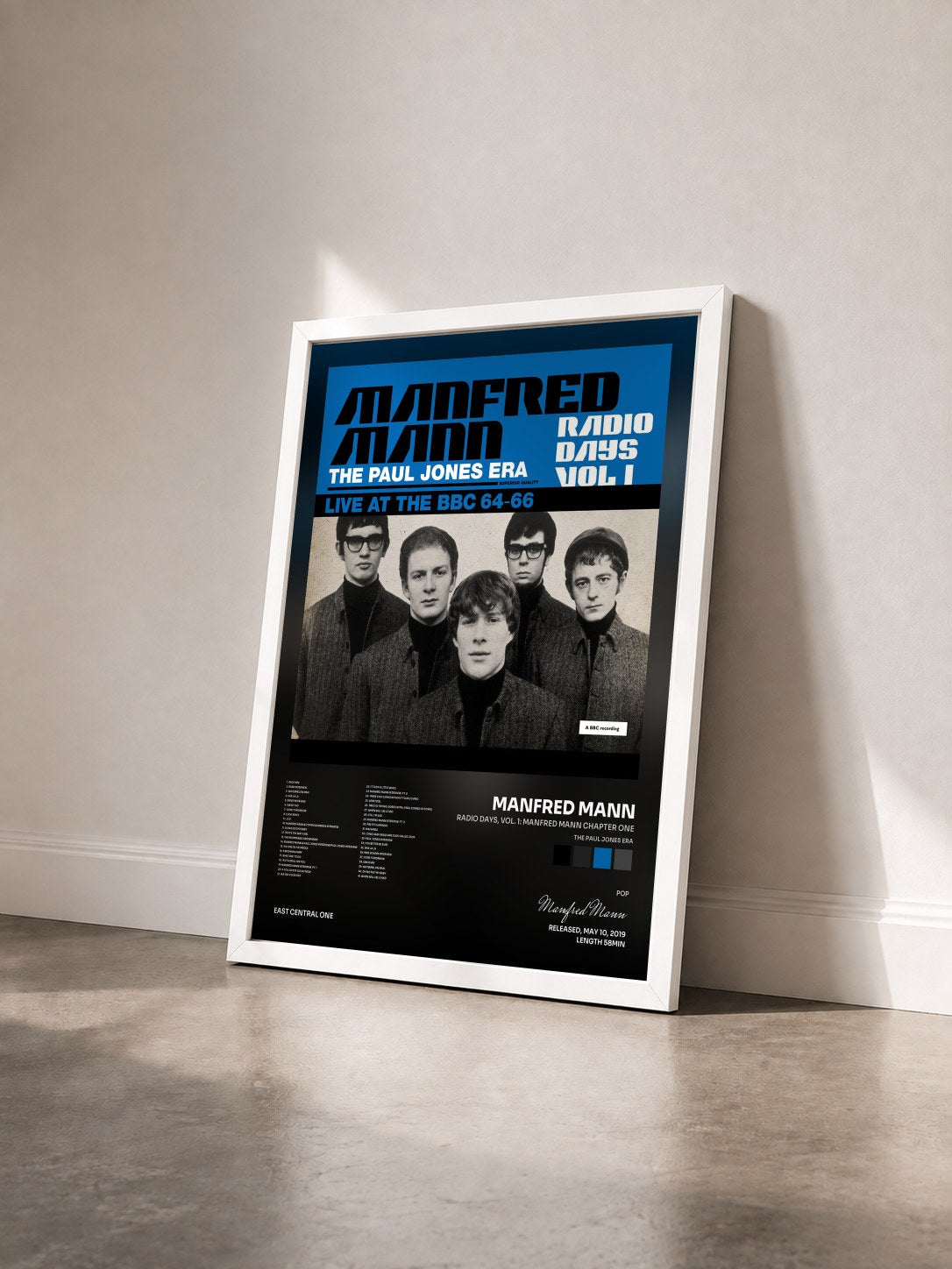 #blanc Tableau de l'album Radio Days, Vol. 1: Manfred Mann Chapter One (The Paul Jones Era) de Manfred Mann vu de trois quarts, cadre blanc
