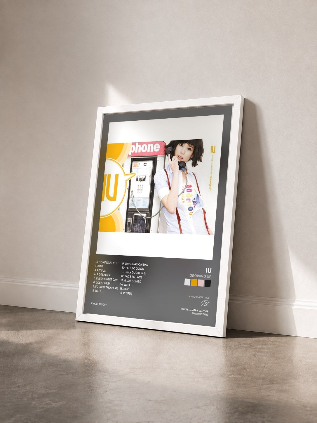 #blanc Tableau de l'album Growing Up de IU vu de trois quarts, cadre blanc
