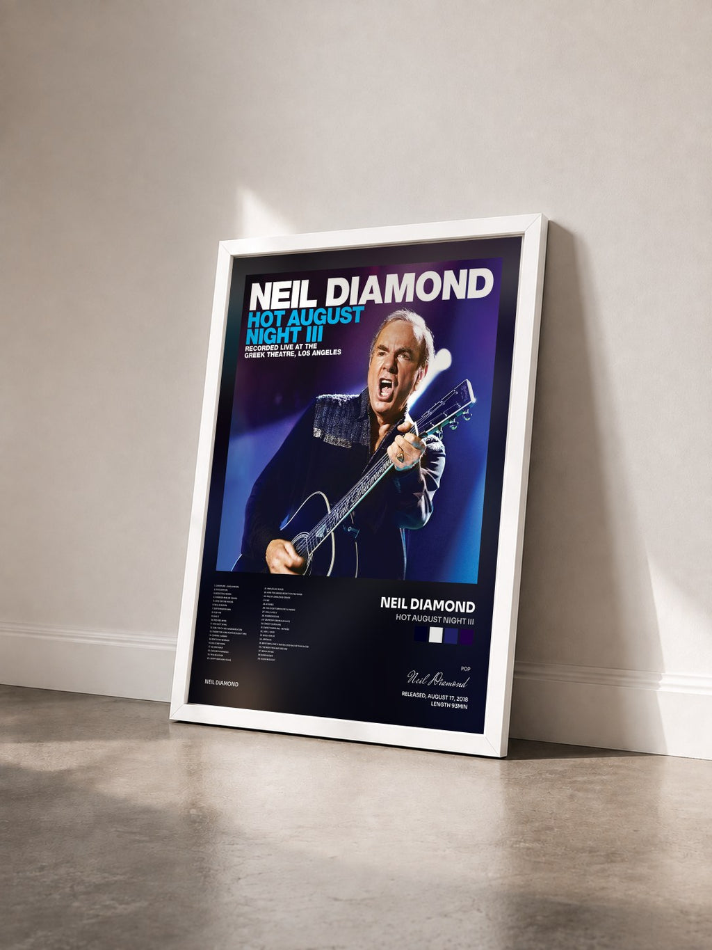 #blanc Hot August Night III von Neil Diamond als gerahmter Kunstdruck von schräg gesehen, weißer Rahmen