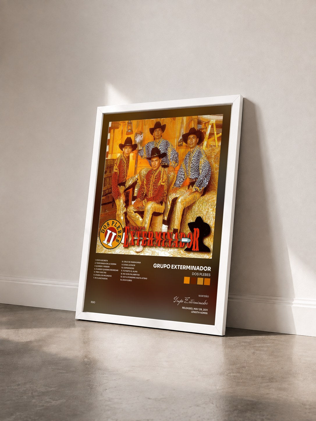 #blanc Tableau de l'album Dos Plebes de Grupo Exterminador vu de trois quarts, cadre blanc