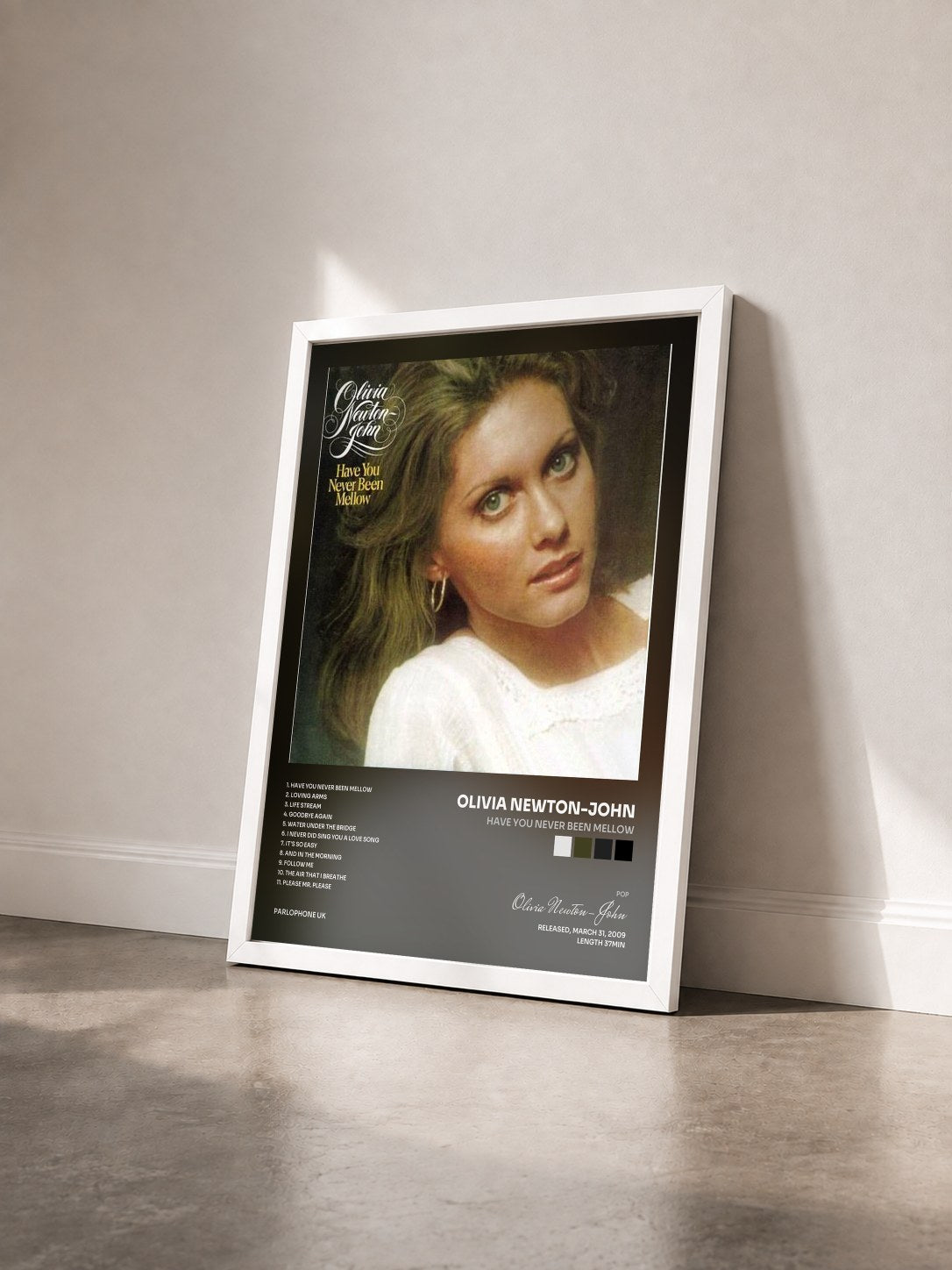 #blanc Tableau de l'album Have You Never Been Mellow de Olivia Newton-John vu de trois quarts, cadre blanc