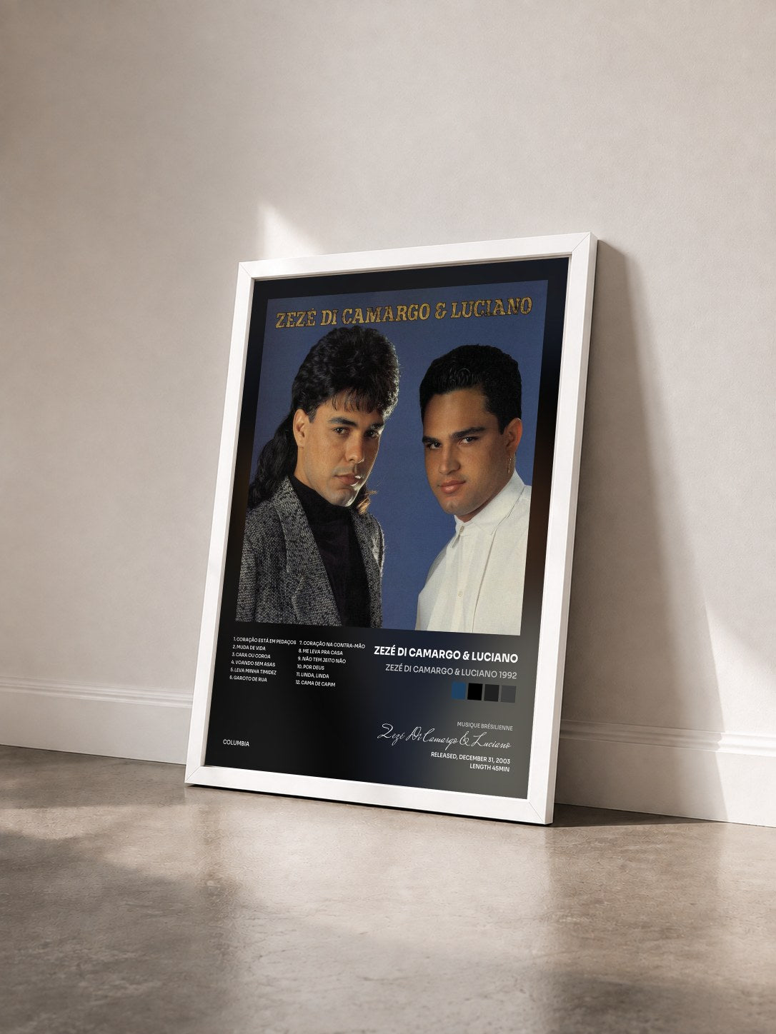 #blanc Tableau de l'album Zezé Di Camargo & Luciano 1992 de Zezé Di Camargo & Luciano vu de trois quarts, cadre blanc