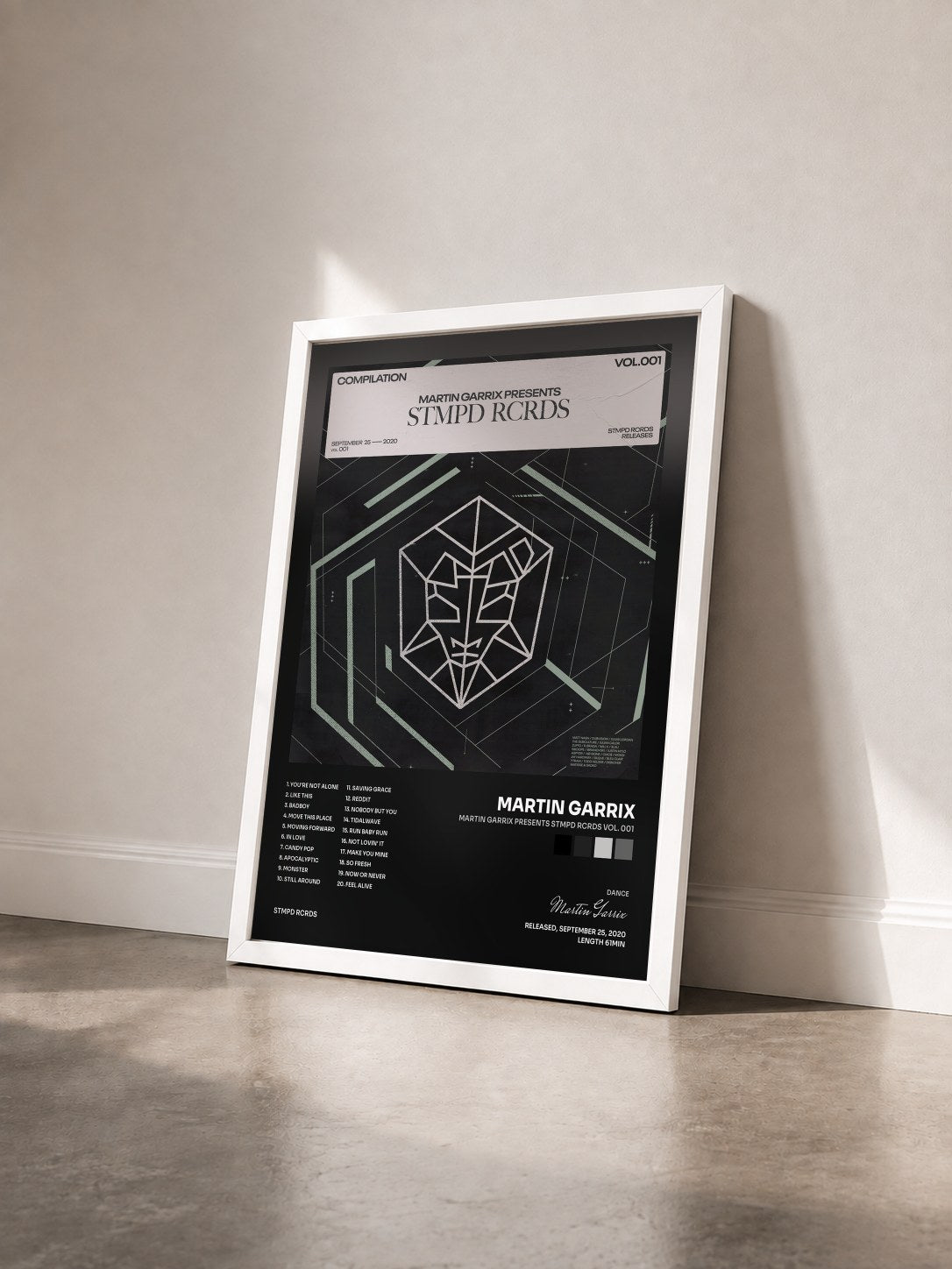 #blanc Tableau de l'album Martin Garrix presents STMPD RCRDS Vol. 001 de Martin Garrix vu de trois quarts, cadre blanc