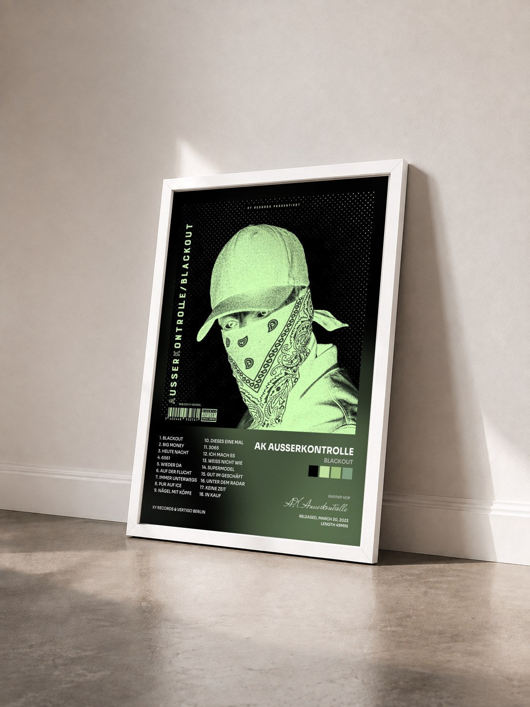 #blanc Tableau de l'album BLACKOUT de AK Ausserkontrolle vu de trois quarts, cadre blanc