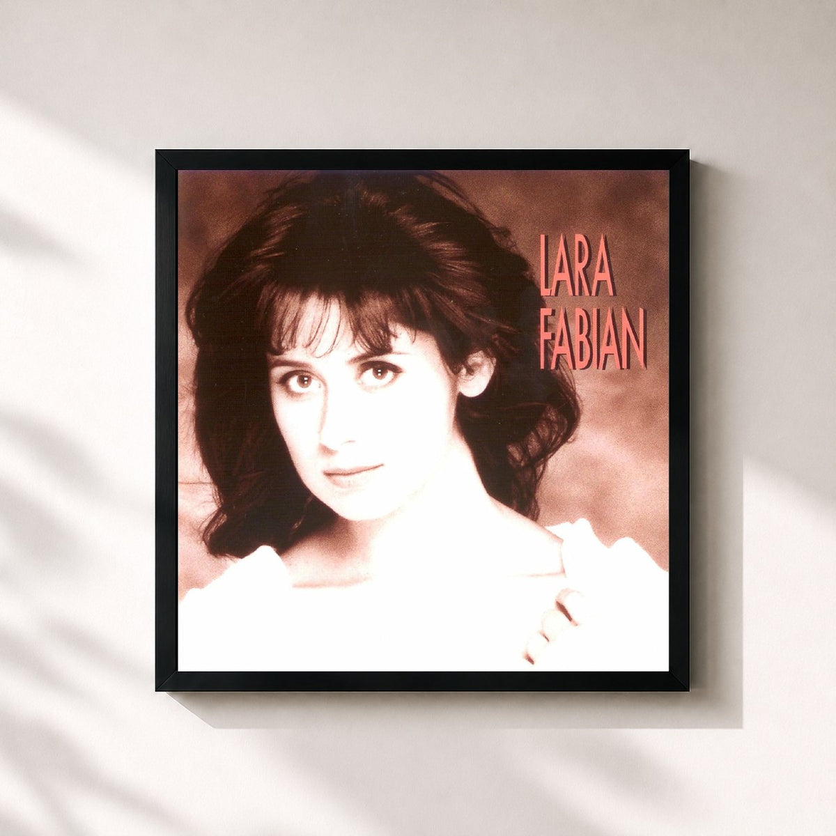 #noir Lara Fabian (1991) di Lara Fabian in stampa quadrata incorniciata, cornice nera 32x32 cm