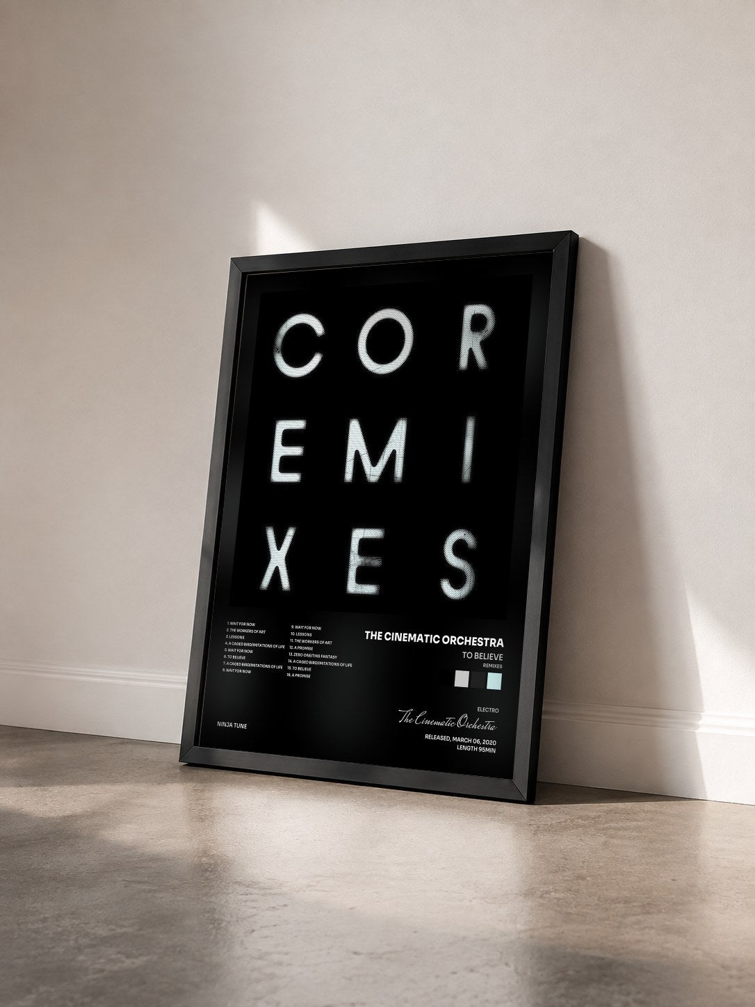 #noir Tableau de l'album To Believe (Remixes) de The Cinematic Orchestra vu de trois quarts, cadre noir