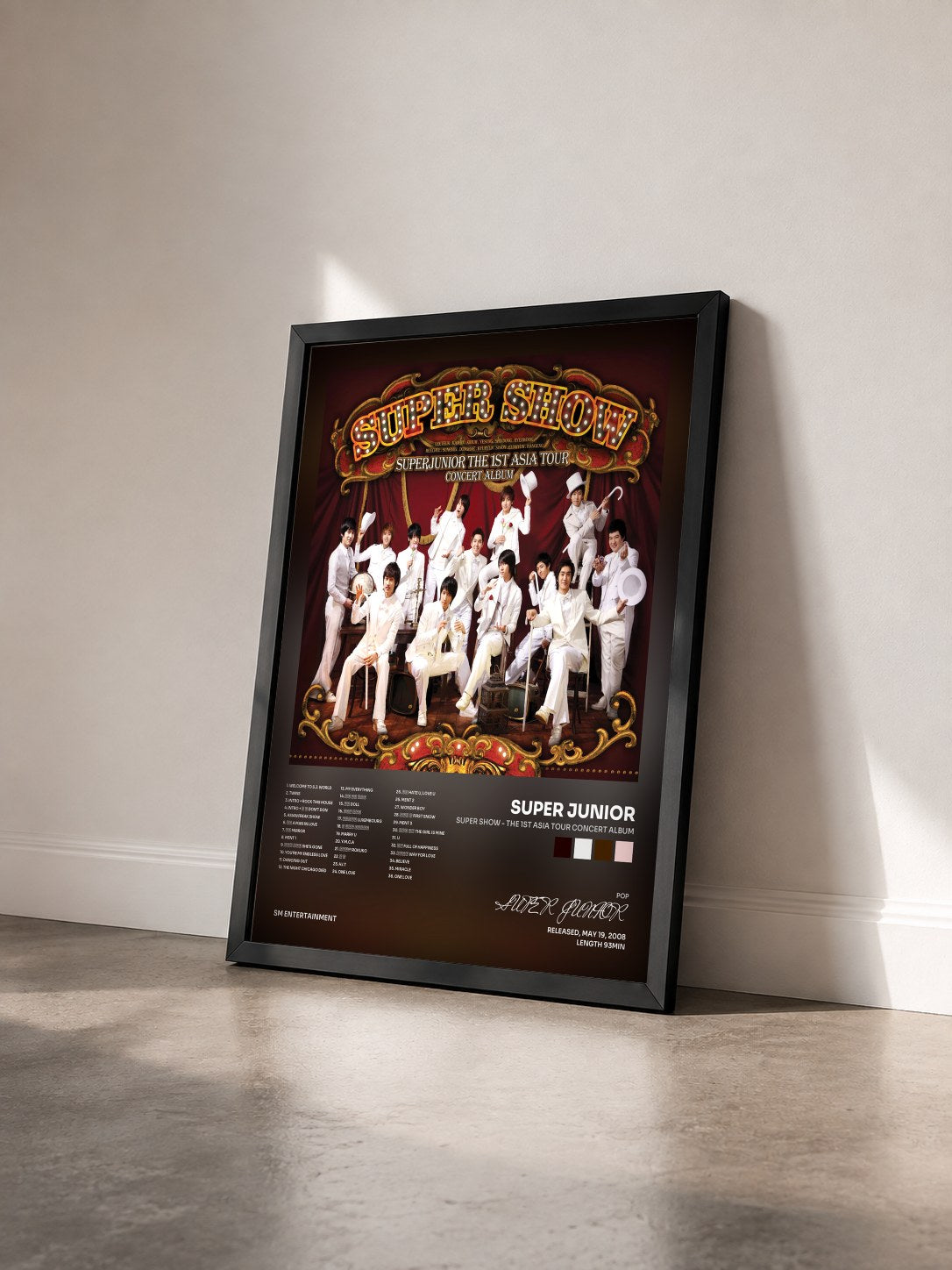 #noir Tableau de l'album Super Show - The 1st Asia Tour Concert Album de SUPER JUNIOR vu de trois quarts, cadre noir