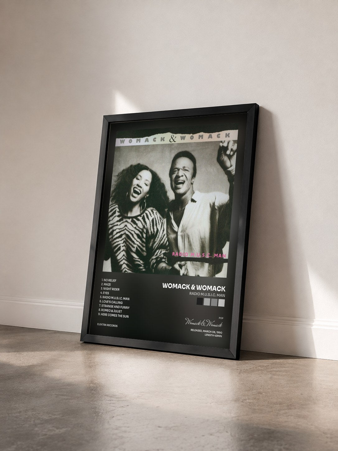 #noir Tableau de l'album Radio M.U.S.I.C. Man de Womack & Womack vu de trois quarts, cadre noir