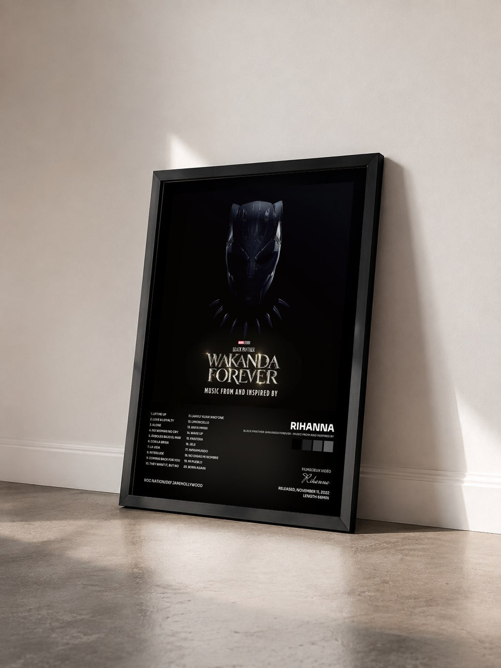 #noir Tableau de l'album Black Panther: Wakanda Forever - Music From and Inspired By de Rihanna vu de trois quarts, cadre noir