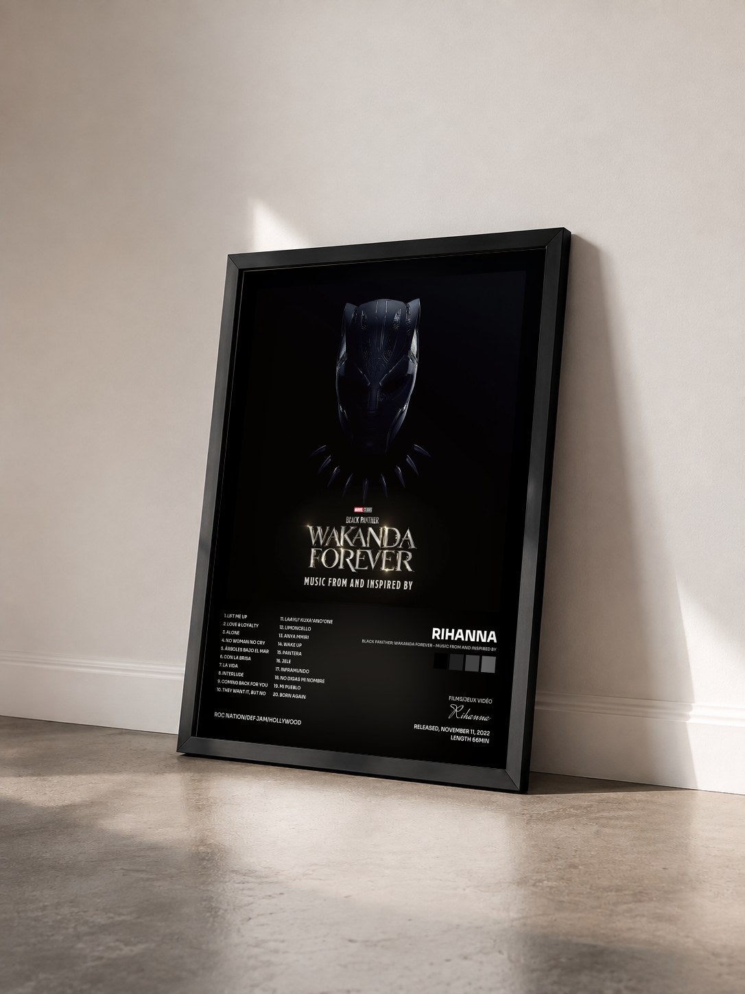 #noir Tableau de l'album Black Panther: Wakanda Forever - Music From and Inspired By de Rihanna vu de trois quarts, cadre noir