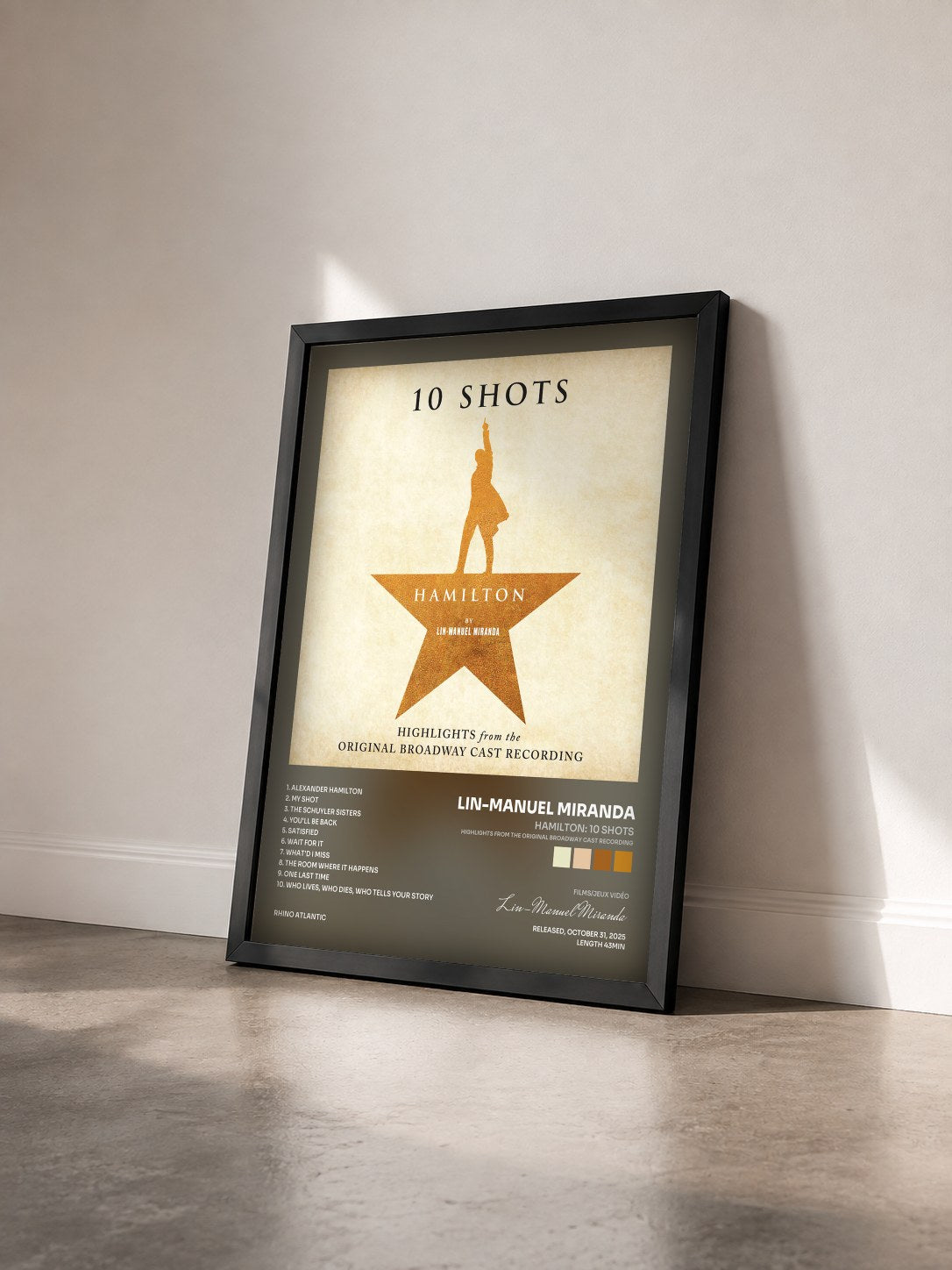 #noir Tableau de l'album Hamilton: 10 Shots (Highlights From The Original Broadway Cast Recording) de Lin-Manuel Miranda vu de trois quarts, cadre noir