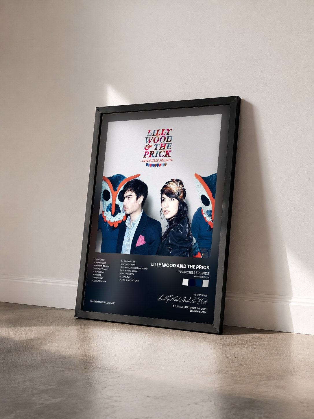 #noir Invincible Friends (bonus edition) de Lilly Wood And The Prick en lámina enmarcada vista de tres cuartos, marco negro