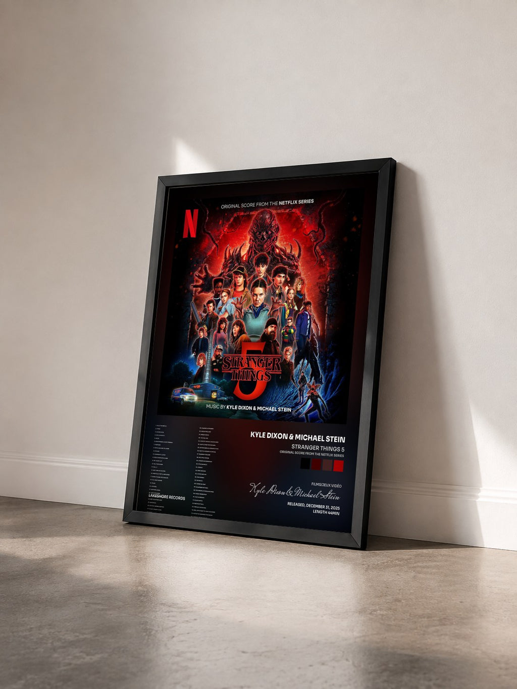 #noir Tableau de l'album Stranger Things 5 (Original Score From The Netflix Series) de Kyle Dixon & Michael Stein vu de trois quarts, cadre noir