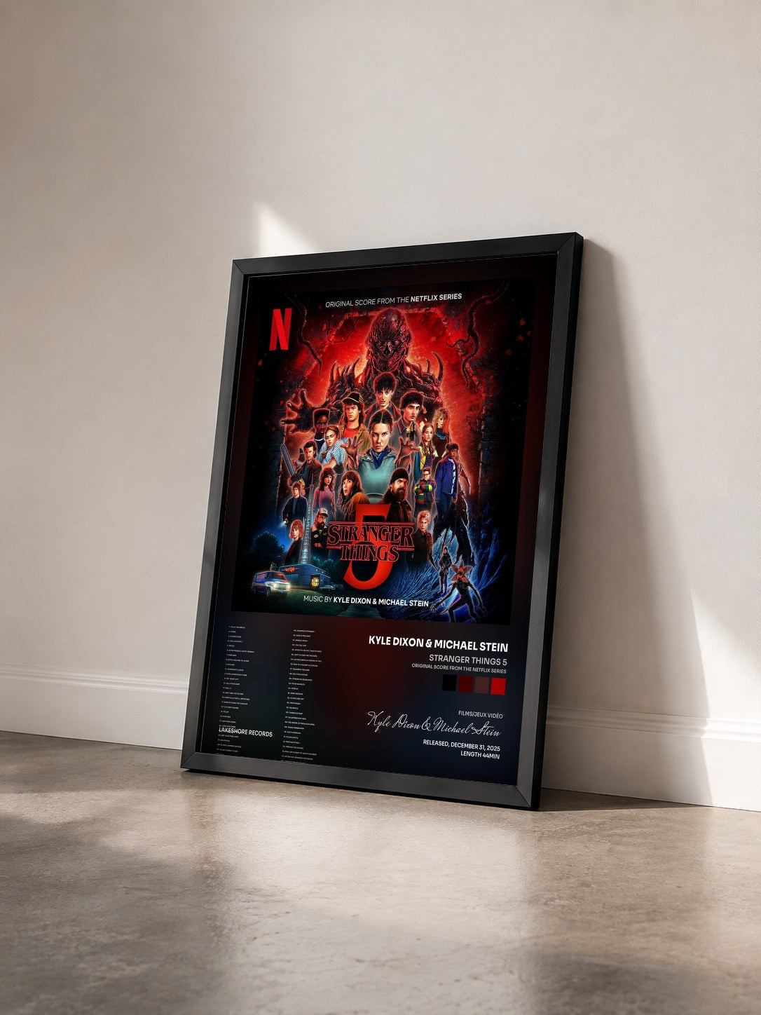 #noir Tableau de l'album Stranger Things 5 (Original Score From The Netflix Series) de Kyle Dixon & Michael Stein vu de trois quarts, cadre noir