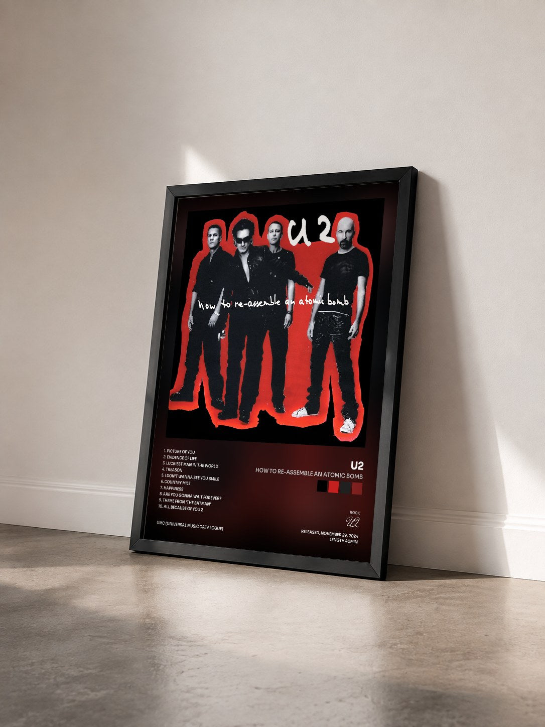 #noir Tableau de l'album How To Re-Assemble An Atomic Bomb de U2 vu de trois quarts, cadre noir